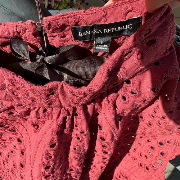 L Banana Republic cranberry eyelet cotton top w high collar and flare sleeves - Picture 3 of 6